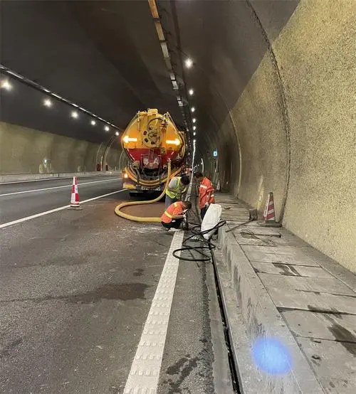 南川隧道排水渠清淤